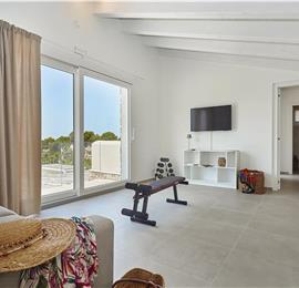 4 bedroom villa with pool, Castellammare del Golfo, sleeps 8-10